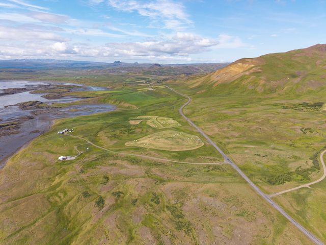 Landslag og víðsýni til sjávar frá jörðinni Kletti